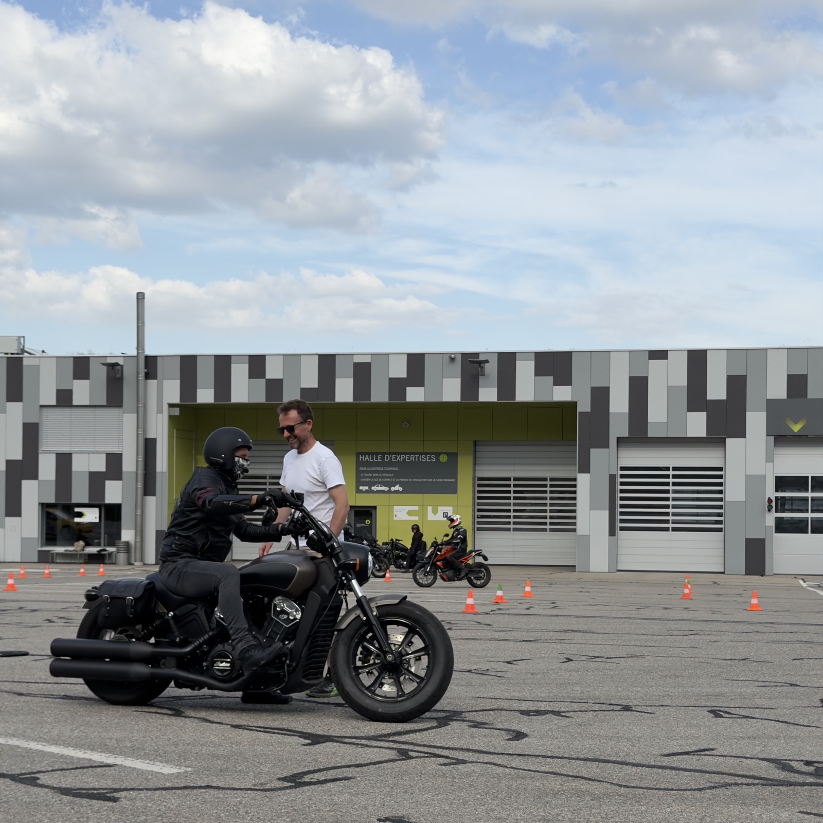 Cours de conduite moto sur l'aire d'exercice